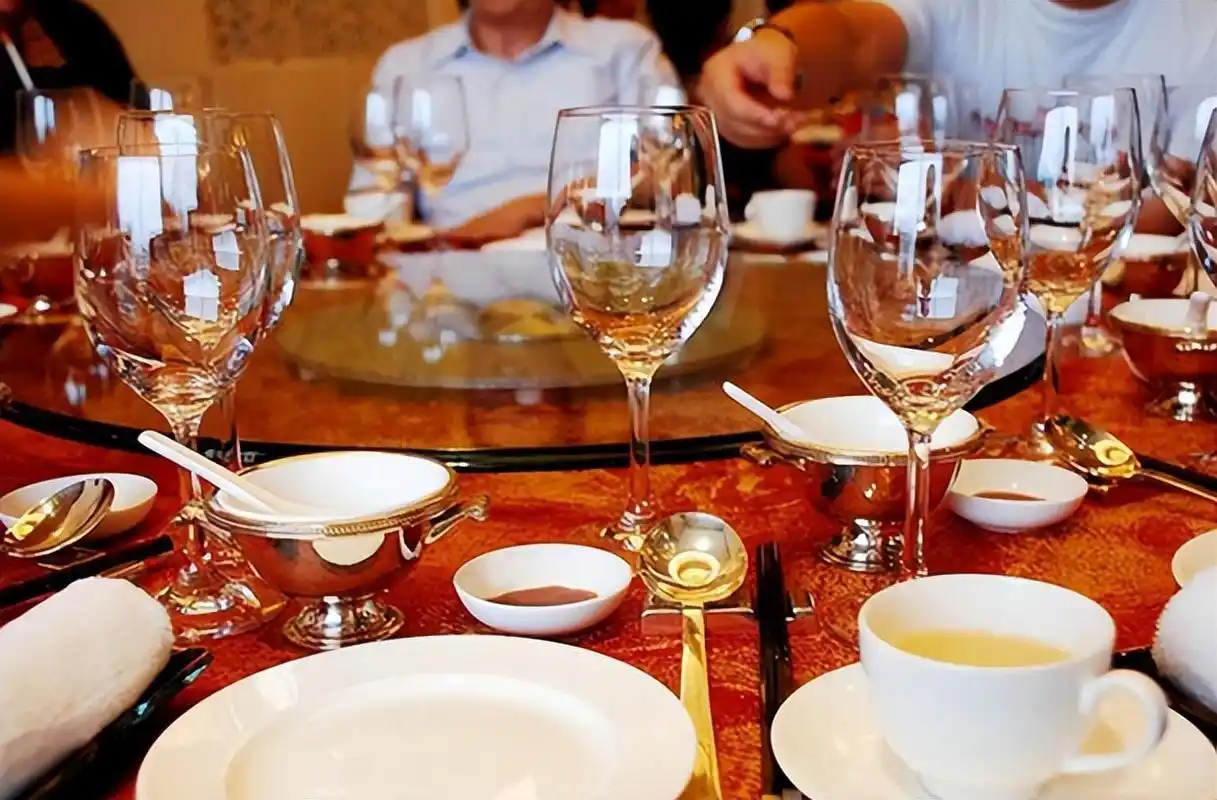 建议男性:上了酒桌这3点规矩要懂,了解后,喝酒才不会丢面子