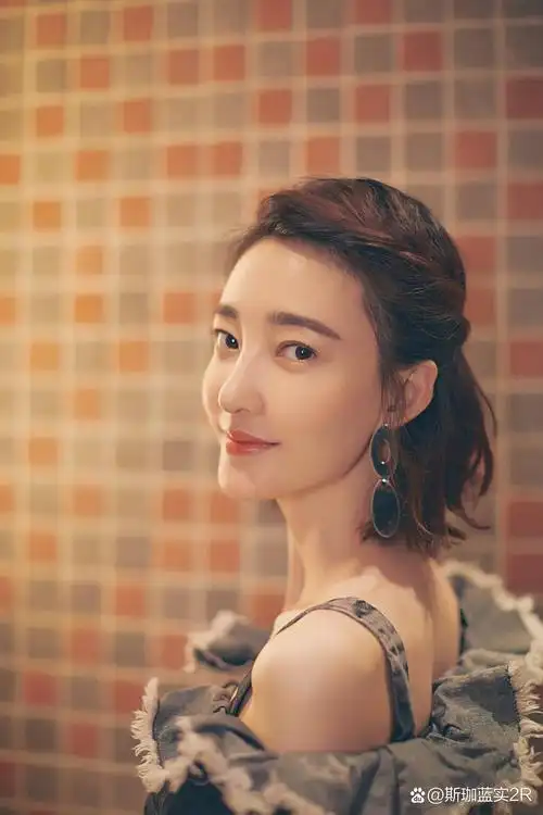 王丽坤(claudia),1985年3月22日出生于内蒙古自治区赤峰市翁牛特旗