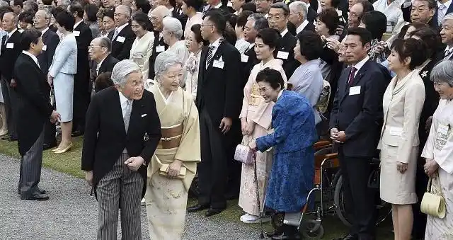 但日本皇室依然很传统,美智子的平民出身和新式做派,良子皇后和宫内厅