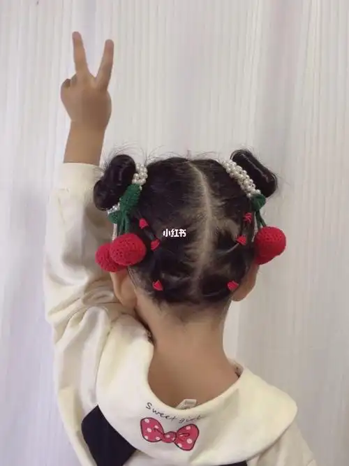 三岁短发儿童可爱丸子头