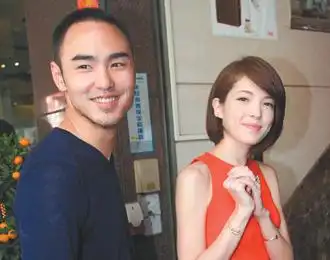 阮经天当众"求婚" 女友许玮宁吓到背部全湿