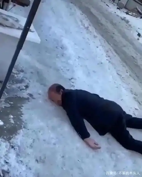 老人摔倒在天寒地冻的长春街头,引围观无人扶,该拷问谁的灵魂