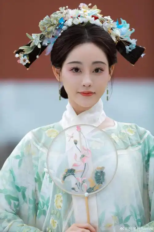 祝绪丹分享清宫古装美照,笑容甜美诱人,宛如在逃格格惹人爱
