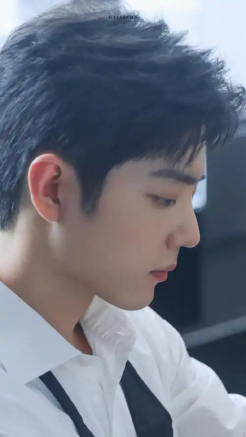 肖战掉落白衬衫花絮照九宫格