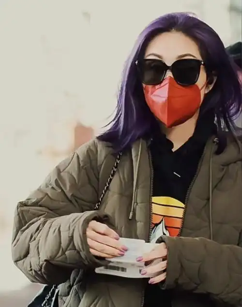 49岁杨千嬅陪儿子买鞋被偶遇,网友大赞她温柔有礼,皮肤细嫩饱满