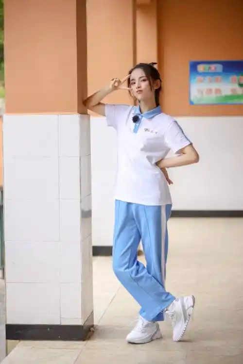 都为她的腿部线条和身高加了不少分量,有了运动鞋的加入,杨超越瞬