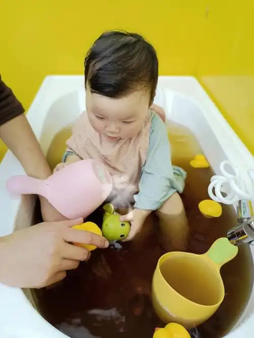 坐着泡药浴的宝宝