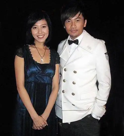 高露被母亲带进圈出道23年依旧不火如今老公是谁一直是个谜