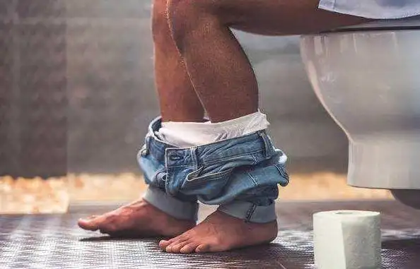 男性"晨尿"出现4种情况,那是身体在预警!不要再忽视了!