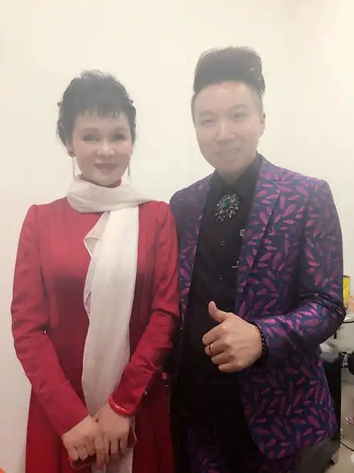 华语原创歌手陈星华出席2020星光达人璀璨之夜春节联欢晚会