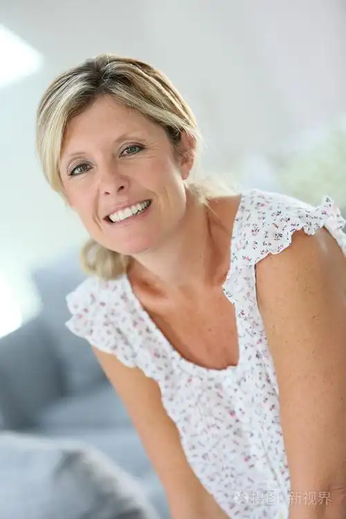 美丽40岁的女人在家里