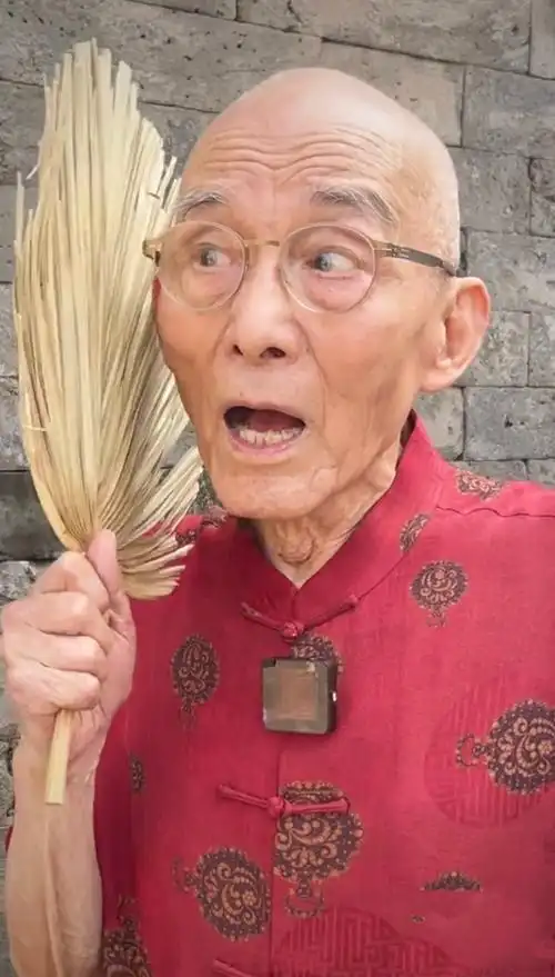 11月1日,济公爷爷游本昌在社交平台晒出了一段游故宫的视频,并配文"