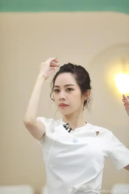 始终保持沉默的徐怀钰,昨(16日)晚首次回应划水争议,她在其个人社交