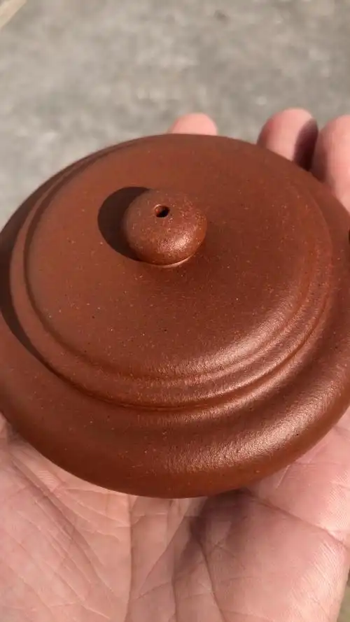 黄龙山小红泥,烧成后呈红色微透黄,胎质呈微梨皮状,砂色比较丰富.