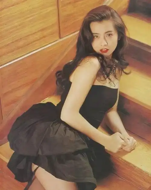 分析王祖贤最新照片面部微肿双腿依旧称良好