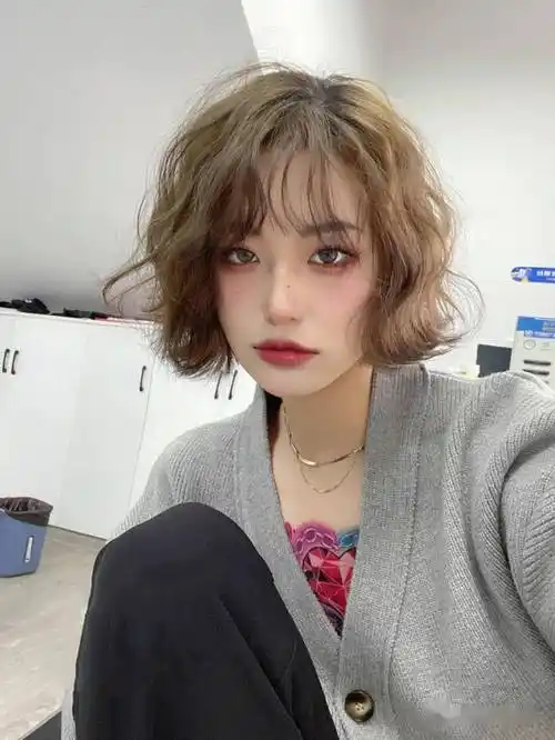 "短发烫个卷"2022超显气质超流行,这么好看你还不烫?_发型_刘海_女人