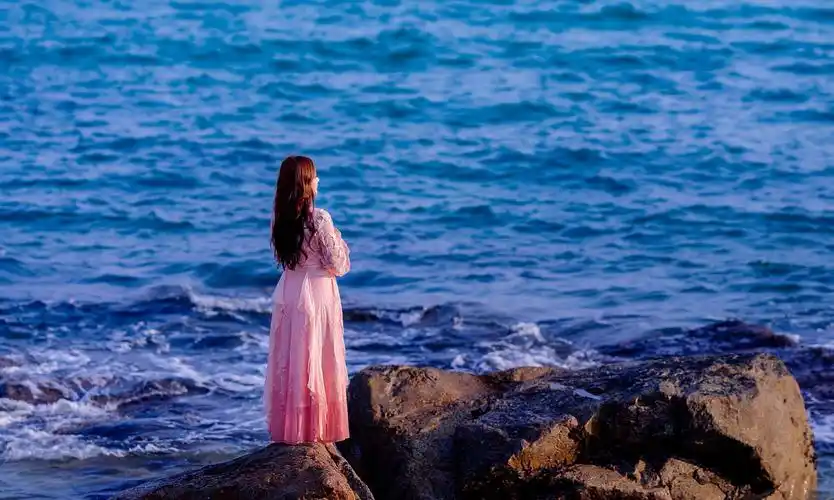 走在落日余晖的海边,大海仿佛最懂我的冷