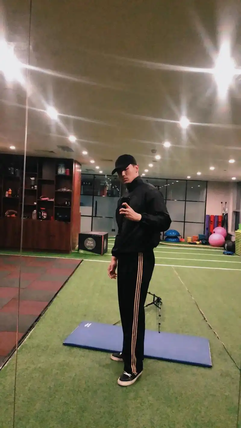 身高192,体重220  臂围48  肩宽目测小一米#肌肉猛 - 抖音