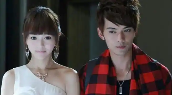 徐正溪第一部戏是夏家三千金##徐正溪和唐嫣合作过两部戏