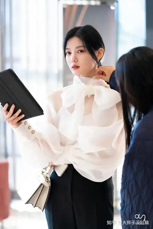 from twitter更让人羡慕的是金裕贞十几年来长得越来越好看的脸,不管