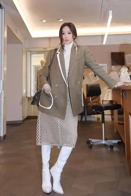 孙芸芸48小时换7套,炎炎七月天在罗马穿大衣!