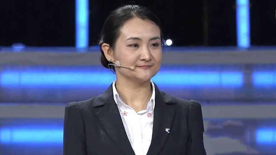 非你莫属:空姐上台求职,却被老板索要电话号码,结果被打脸了