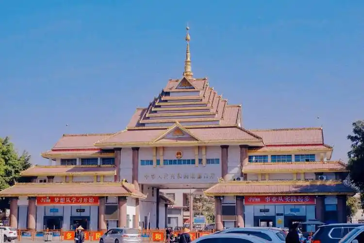 边境小城被誉为金三角最美城市,美食多,消费低,原生态_芒市_缅甸_云南