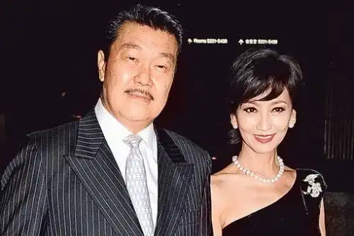 她曾嫁给黄汉伟,并育有两个儿子,离婚后和黄锦燊结婚,又生下了第三个