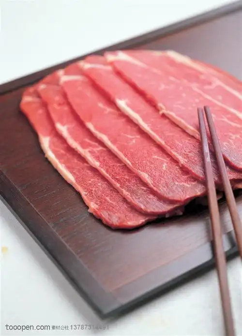 食材肉类-盘子的牛肉切成一片一片的图片