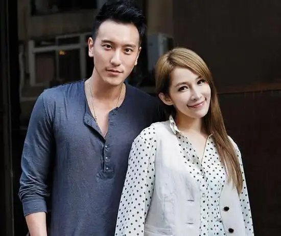 柯震东被曝搂长发女约会 与萧亚轩被指协议关系