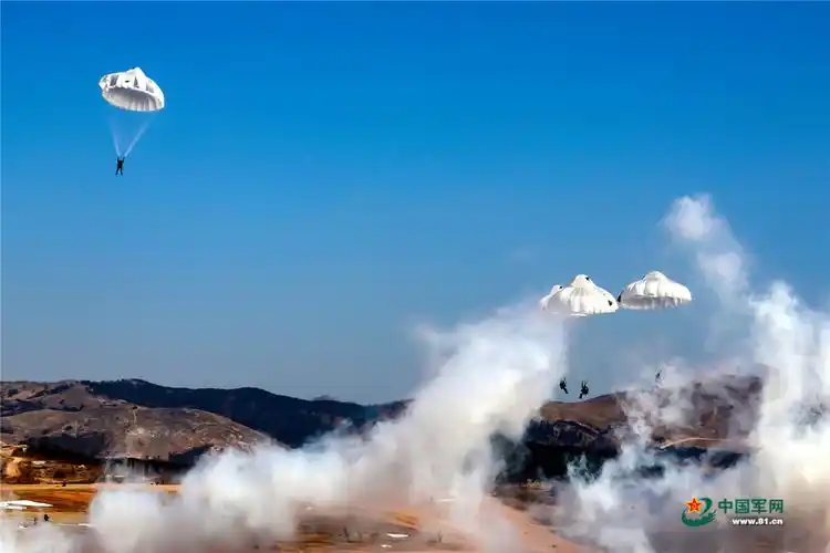 镜头2018那些定格强军风采的空降兵摄影人