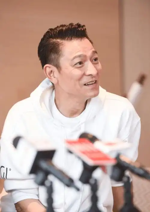 62岁刘德华现身北京路演!皮肤紧致状态回春,言谈举止尽显高情商