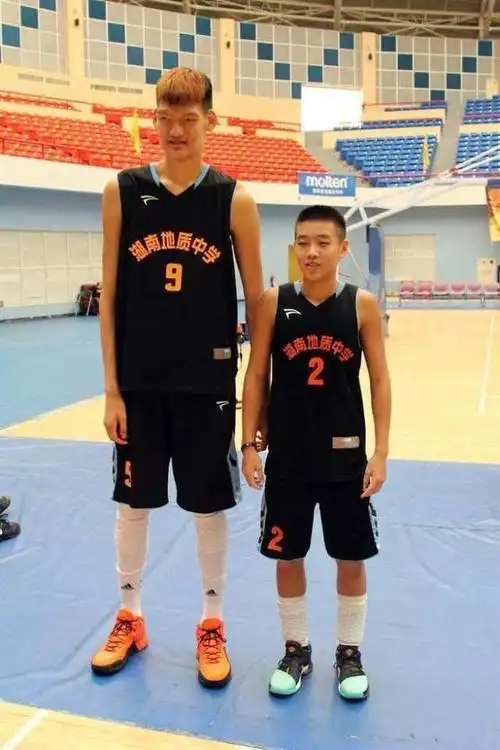 00后岳阳伢子一战封神比肩姚明,cba二十年后再现盖帽三双