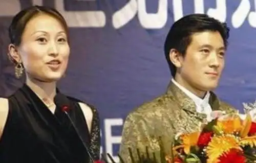 毕业于复旦大学,曾在杨家族集团中掌管销售和进出口部门,现为巨力索具