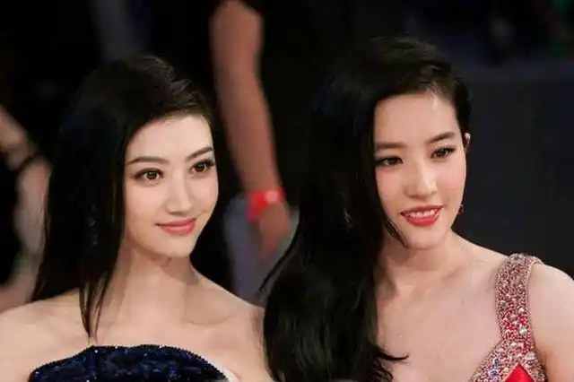 刘亦菲和其他女星合影都很显眼对比一下