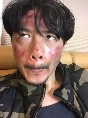 段奕宏晒恶搞妆容照,做鬼脸表情包让人捧腹大笑