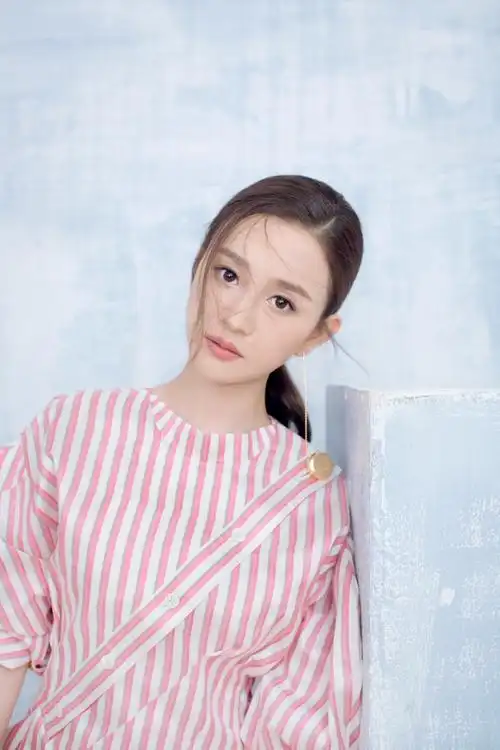 陈昱霖清新粉系写真眼眸灵动展甜萌少女力