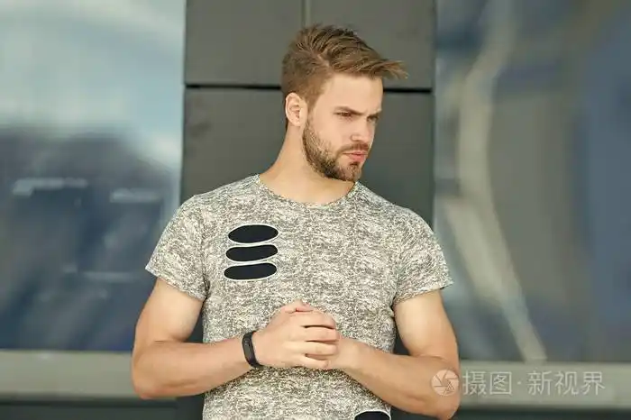 男子汉玻璃建筑背景.男性时尚夏季趋势.意志坚强的男性.