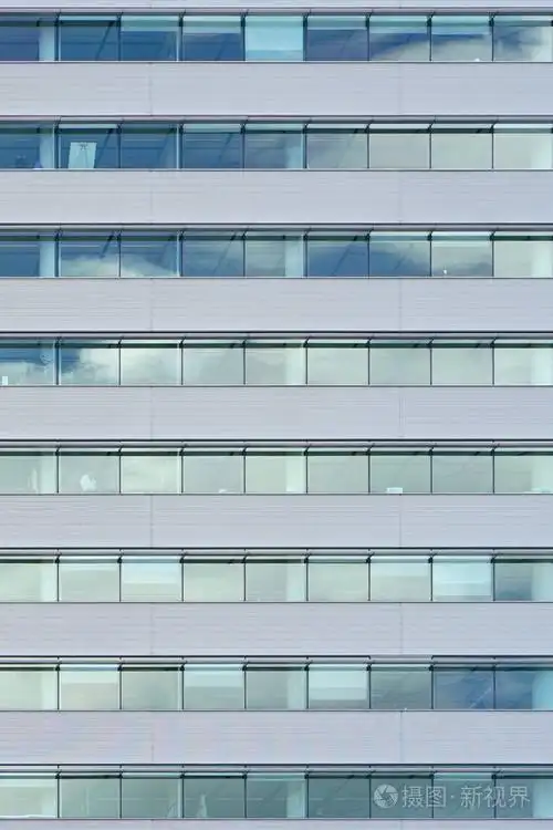 大楼里的玻璃阳台. 新社区的现代公寓楼. 建筑物纹理的窗户.