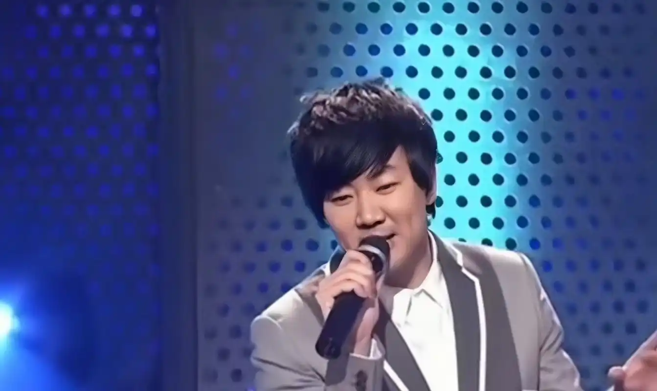 有网友利用ai技术给郭冬临换成和林俊杰同款发型,中年大叔秒变成小