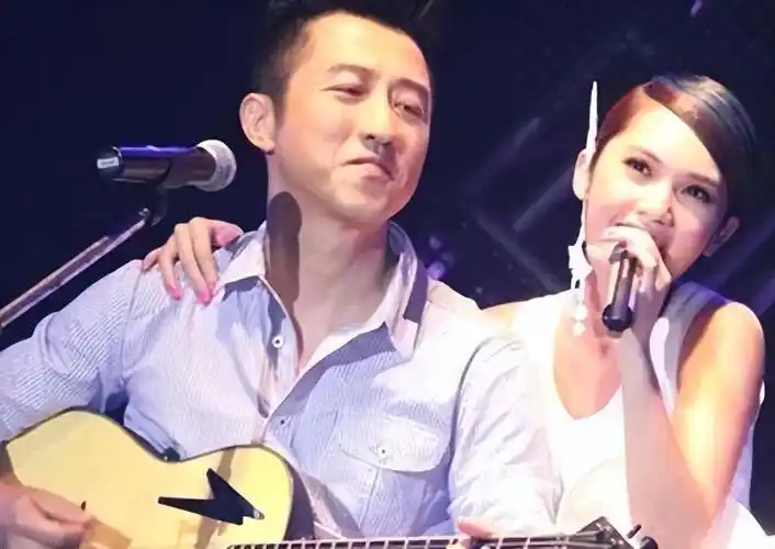 秦昊老婆跑韩国打水光针56岁伊能静满脸针眼感慨真的很痛