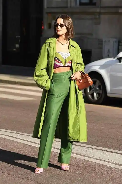 现在已经开始流行从头绿到尾了吗?_墨绿色