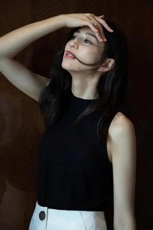 组图:张钧甯对镜上演"眼神杀" 温柔撩发女人味十足