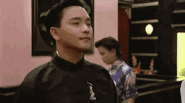 戏里,她是惊艳四座的名妓,张国荣为浪荡不留名的纨绔公子.