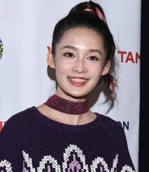 之前李沁还因牙黄上热搜,真的有点不忍直视.