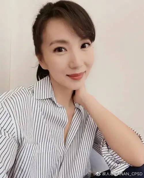 41岁陈好罕晒近照皮肤白皙气质佳生三胎后身形纤细依旧万人迷