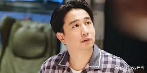 背景:黄磊是一位娱乐圈的资深演员,在娱乐圈内曾风光无限,拥有出色的