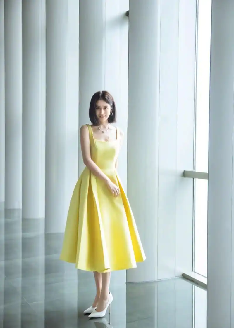 颖儿一袭黄裙搭配利落短发,清新靓丽,精致洋气!