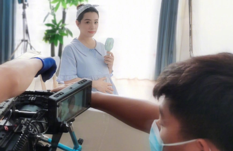 刘璇挺大肚搞怪自拍预产期将至剪超短发满脸笑意幸福藏不住