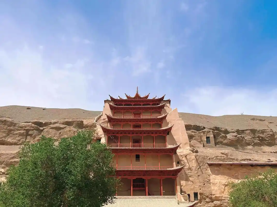 莫高窟一千多年的历史文化世界上最辉煌的美术馆丝绸之路上一颗最璀璨